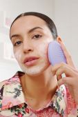Щітка для масажу та очищення шкіри обличчя FOREO LUNA™ 3 Sensitive Skin колір фіолетовий