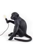Настільна лампа Seletti Monkey Lamp Sitting колір чорний