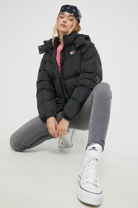 Пухова куртка Tommy Jeans жіноча колір чорний