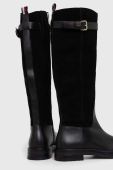 Шкіряні чоботи Tommy Hilfiger CASUAL ESSENTIAL BELT LONGBOOT жіночі колір чорний на плоскому ходу FW0FW07480