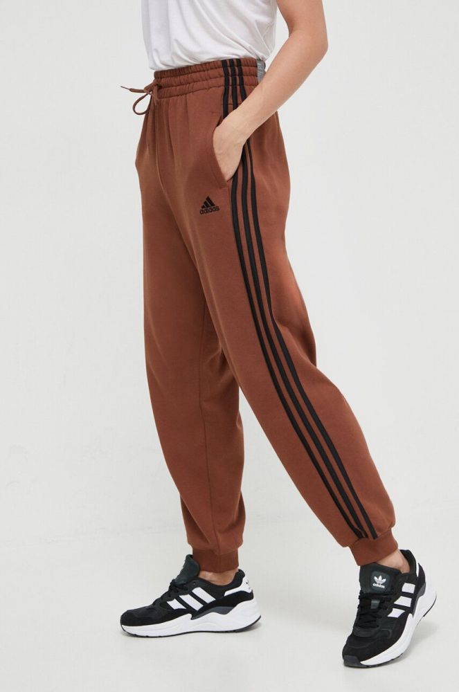 Бавовняні спортивні штани adidas колір коричневий з аплікацією