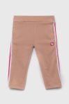 Дитячі бавовняні штани Guess колір рожевий з аплікацією (3296970)