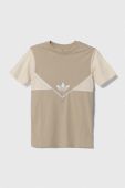 Дитяча бавовняна футболка adidas Originals колір бежевий візерунок (3379950)