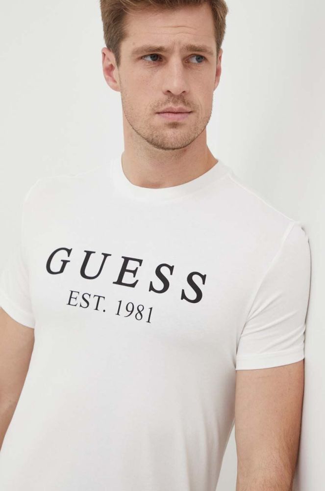 Футболка Guess чоловічий колір бежевий з принтом (3493923)