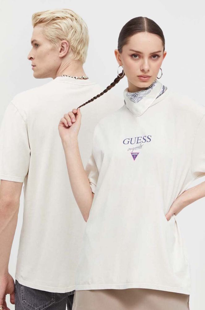 Бавовняна футболка Guess Originals колір бежевий з принтом (3551716)
