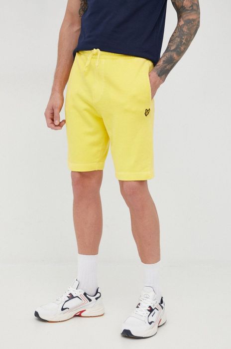 Бавовняні шорти Lyle & Scott чоловічі колір жовтий