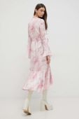 Сукня Guess колір рожевий midi розкльошена (2911578)