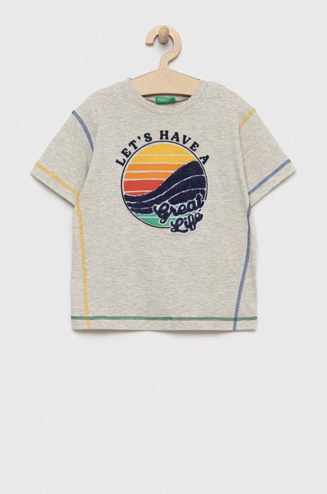 Дитяча футболка United Colors of Benetton колір сірий з аплікацією (3083673)