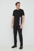 Футболка Guess чоловічий колір чорний з принтом (2941212)