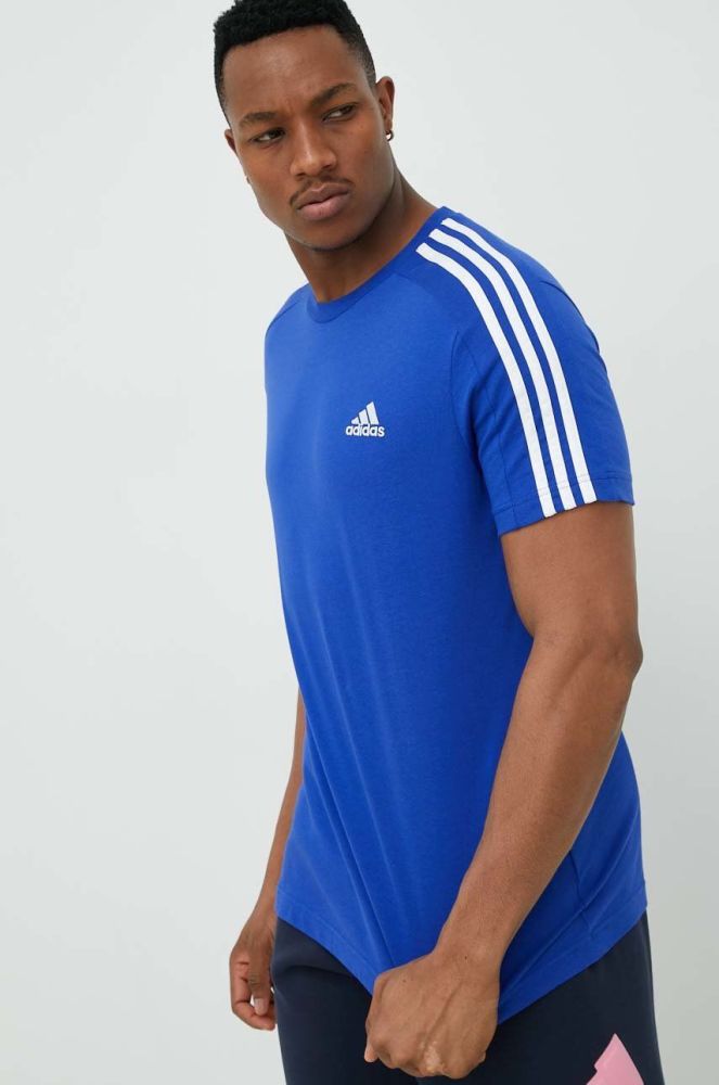 Бавовняна футболка adidas з аплікацією колір блакитний (2957978)