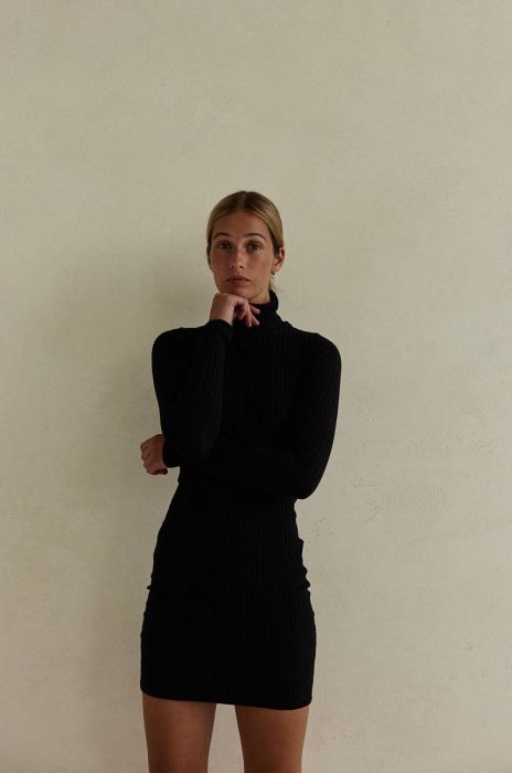 Сукня MUUV. колір чорний mini облягаюча (2004779)