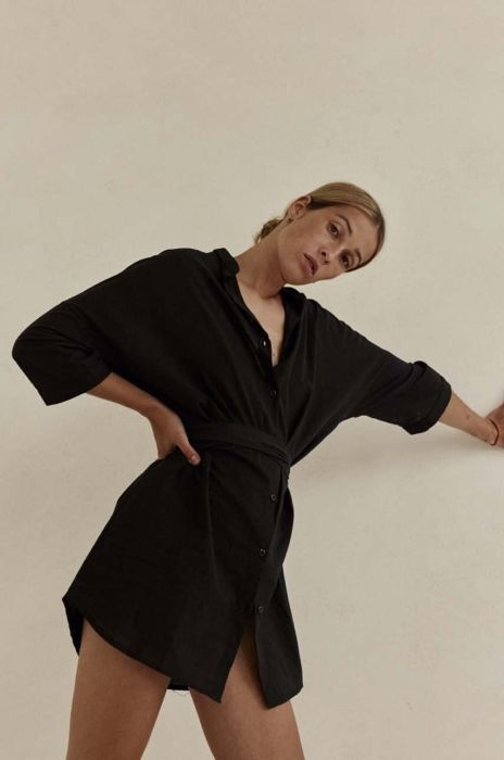 Бавовняна сукня MUUV. колір чорний mini пряма