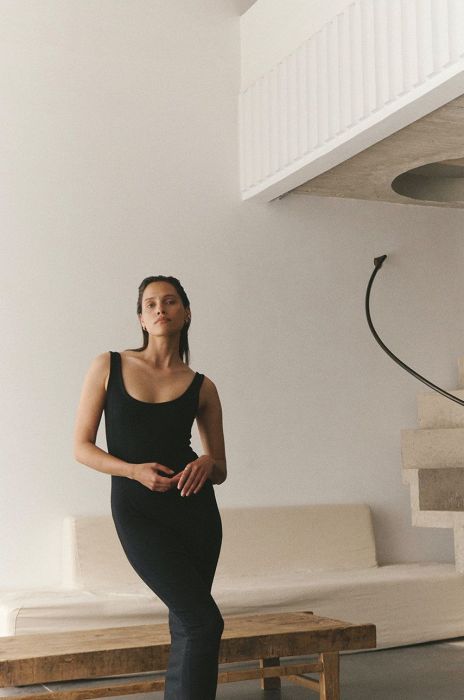 Сукня MUUV. Fendu колір чорний midi облягаюча